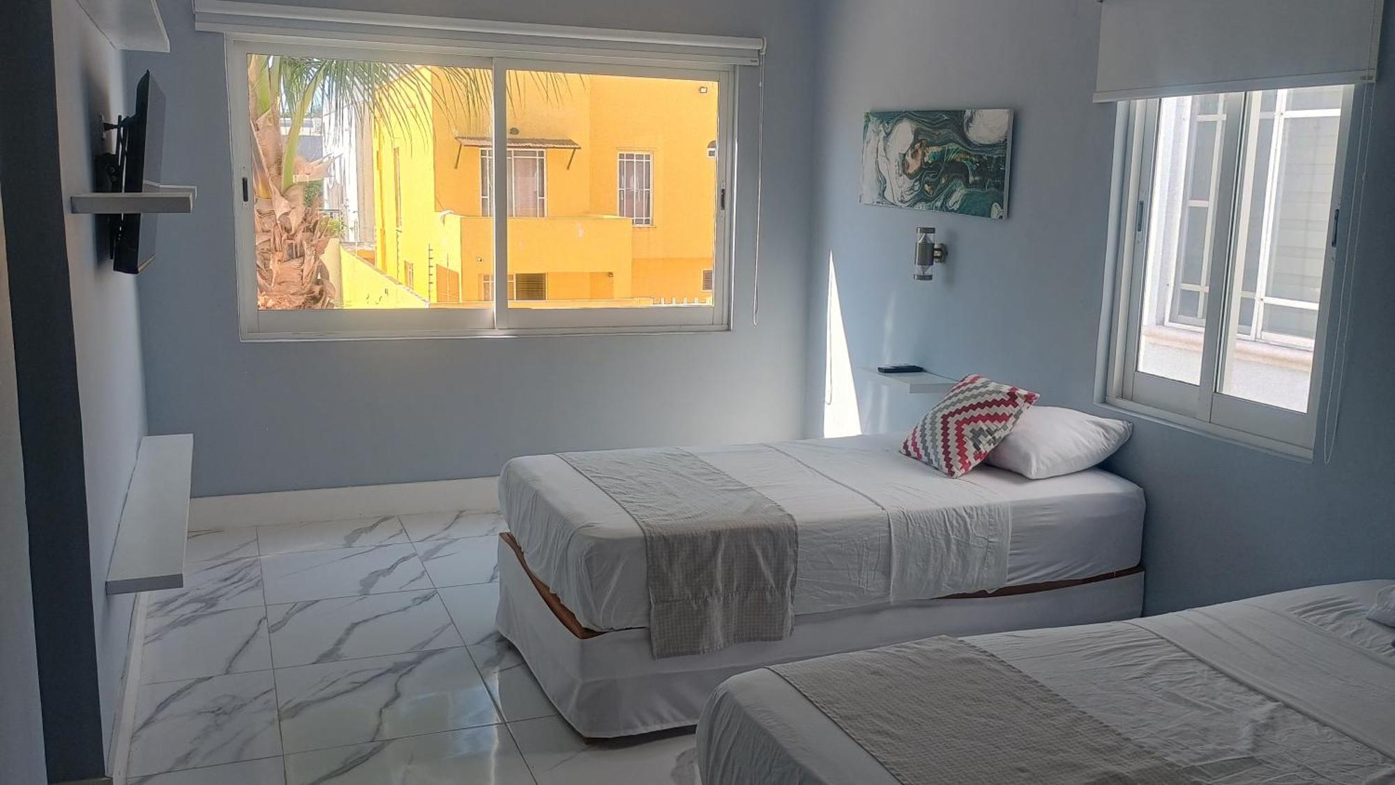 Majestic Blue Bay Of - Up To 14 Pax Bed & Breakfast