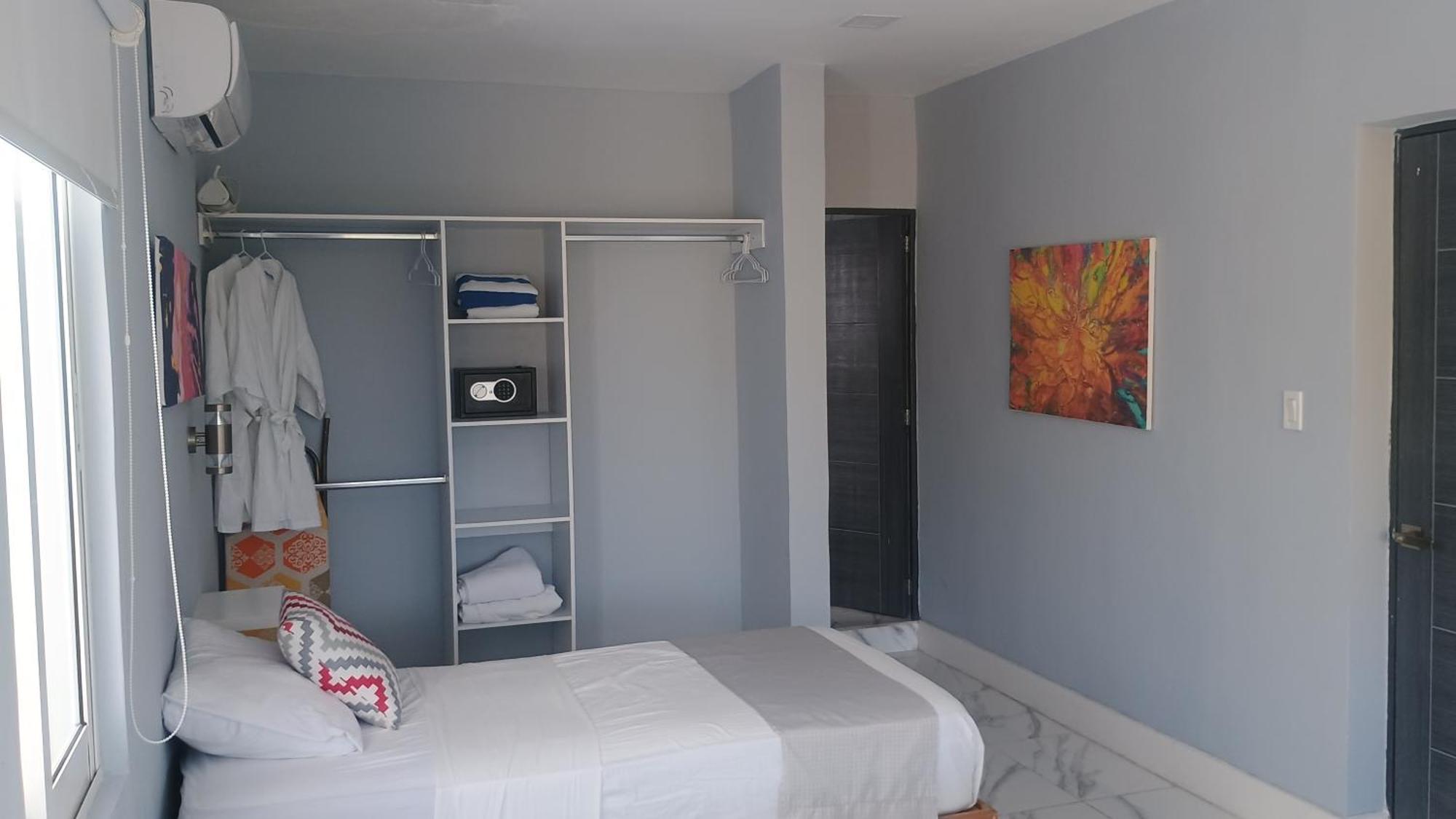 Majestic Blue Bay Of - Up To 14 Pax Bed & Breakfast *