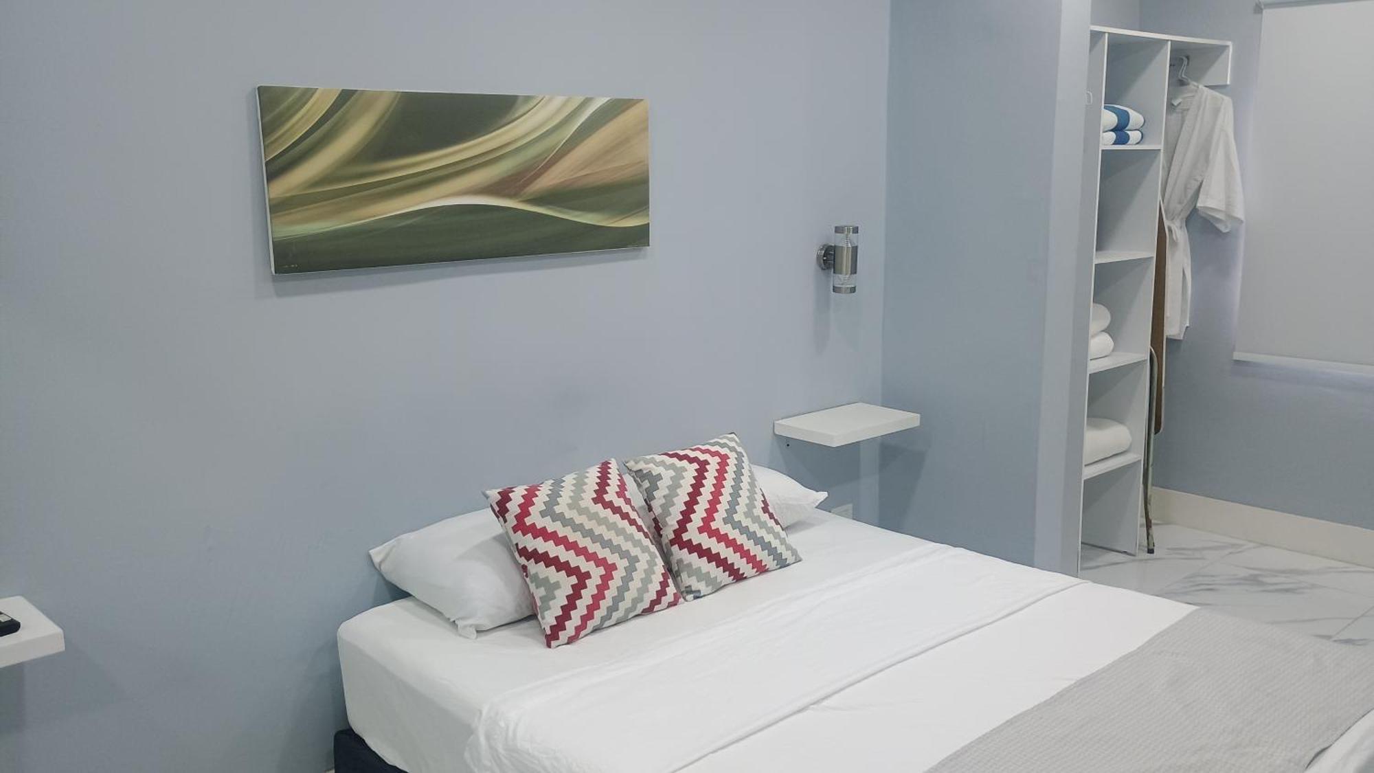 Majestic Blue Bay Of - Up To 14 Pax Bed & Breakfast